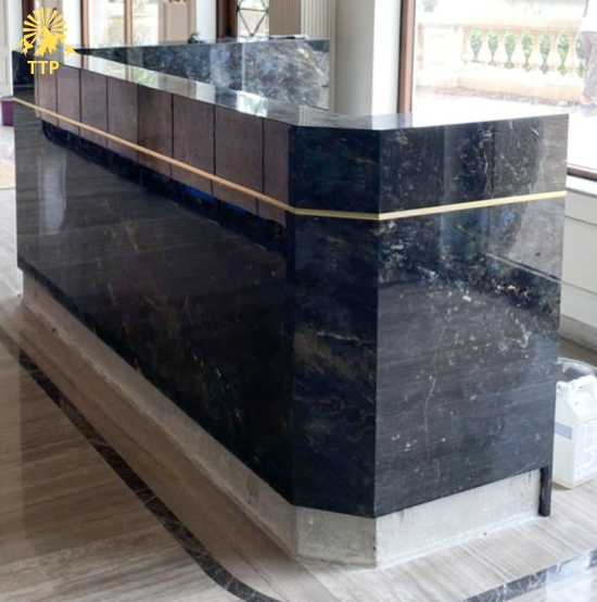 Bàn lễ tân ốp đá hoa cương